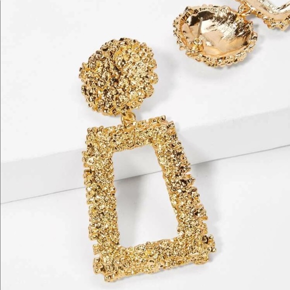 Trendsetter Earrings - Picture 2 of 2